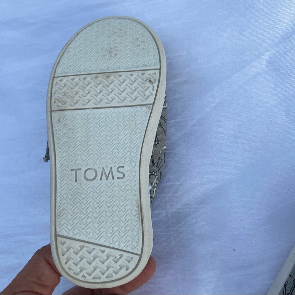 Toms - Picture 6 of 8